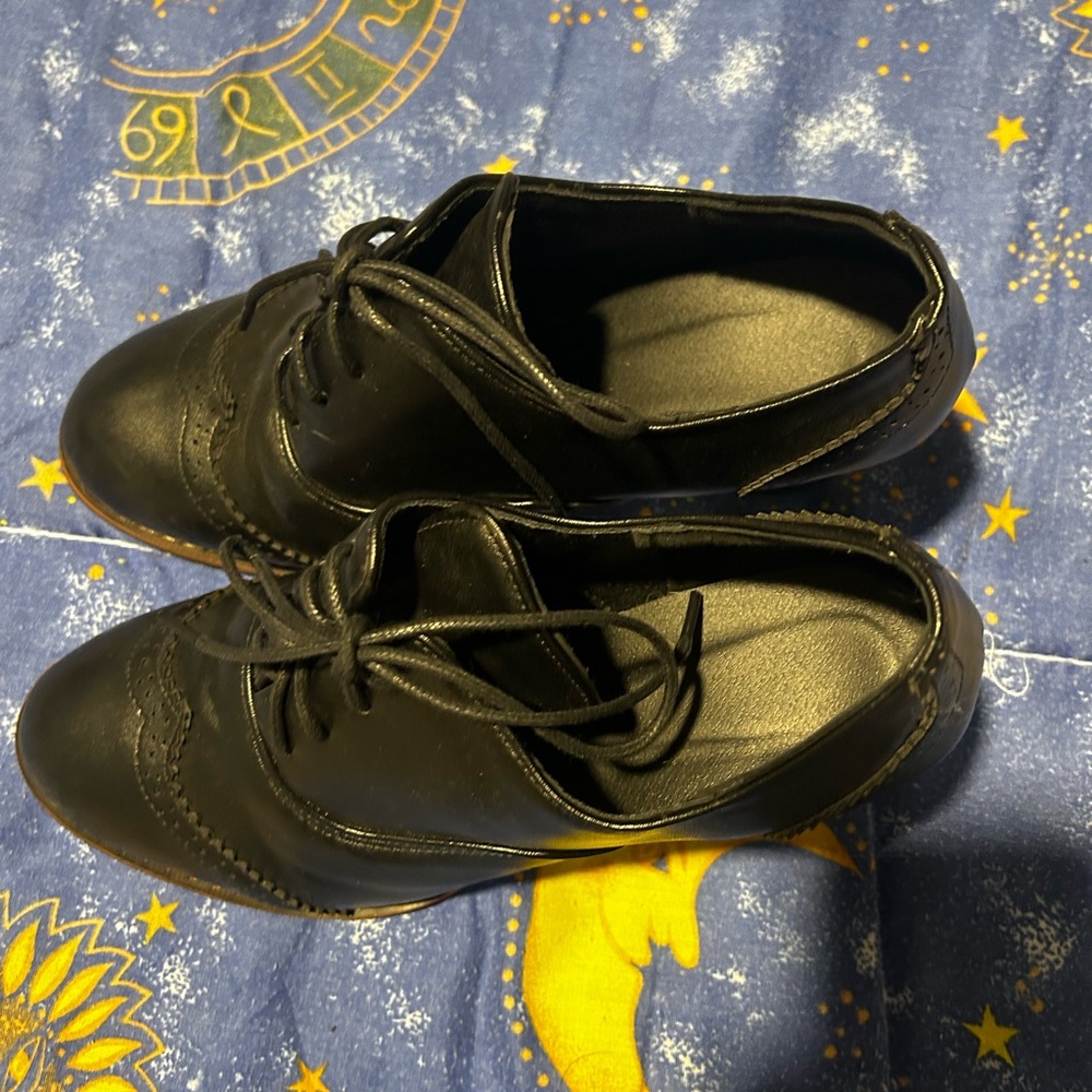 Women’s Oxford Heels - Picture 3 of 4